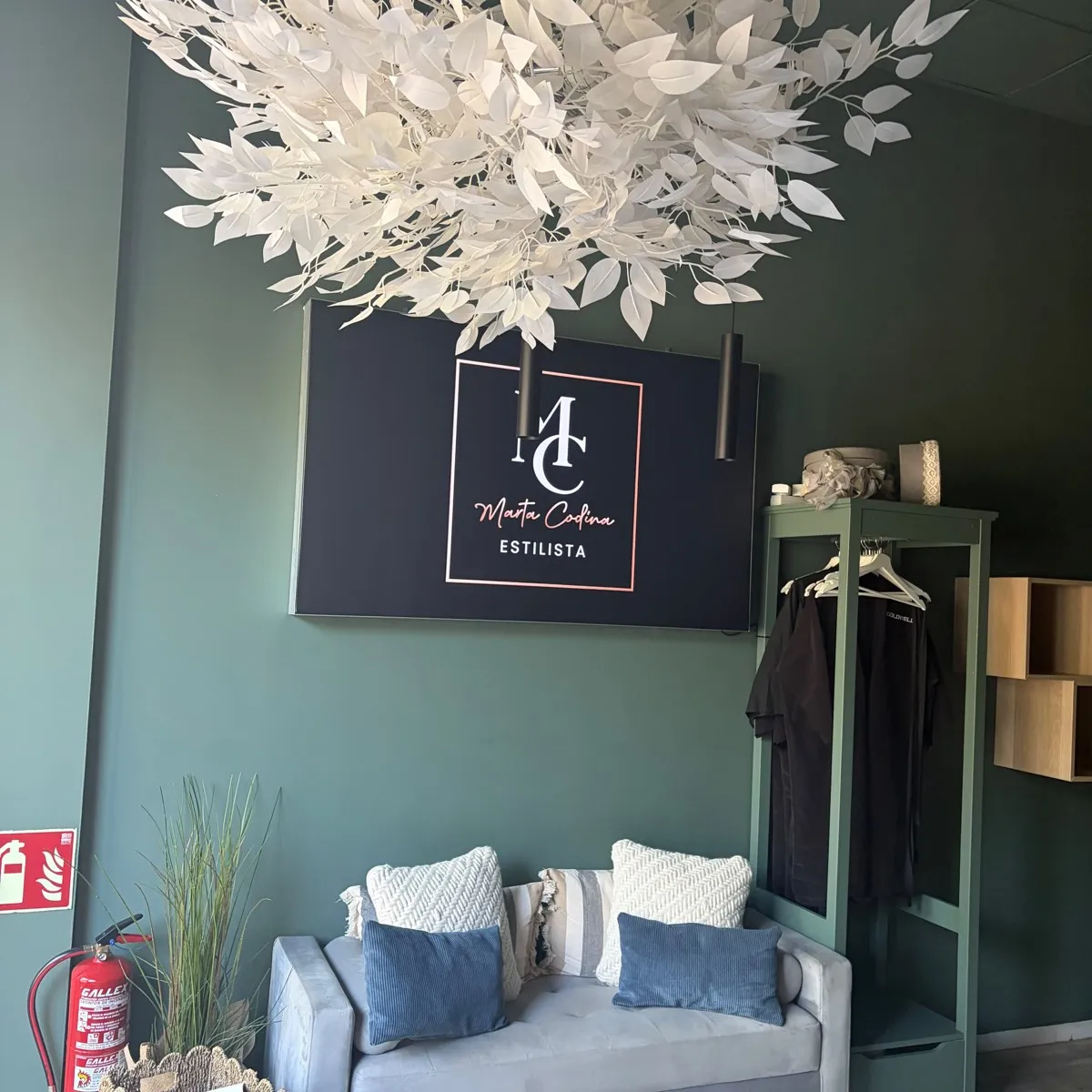 Recepció del saló amb el rètol de Marta Codina Estilista