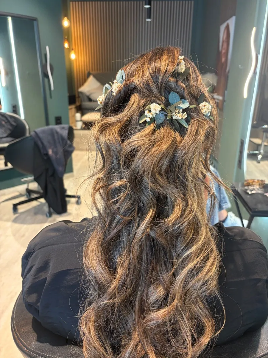 Recollit de núvia amb ones i flors naturals